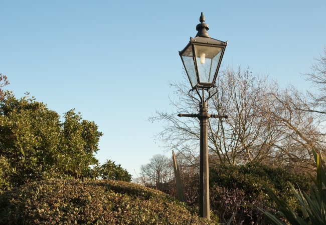 Benefits of installing a lamp post for your front yard
